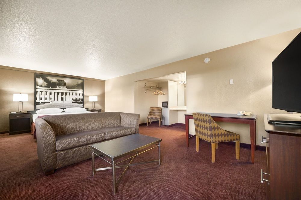 Super 8 By Wyndham Millbury/Toledo Hotel Exterior photo